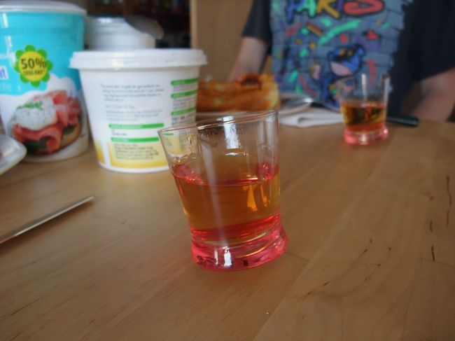 あっ地震？！・・・<br />いえ、これはちょいオサレな傾いたショットグラス♪