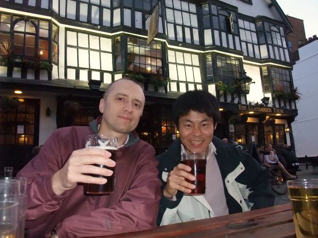 夕食後、散歩帰りにパブにて本場エールビールで乾杯！日本で一般的なすっきりしたキレのよい味わいのラガーに比べて、ラガーよりも甘味があり、コクがあると言われるエール。うん、確かに独特の味わいがあって、これはこれで美味しいかな。