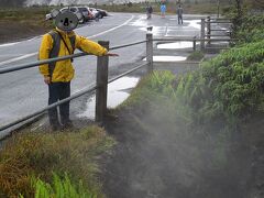 続いて訪れたのは、蒸気の噴気孔（Steam Vent）です。四角い井戸のようなところから、大量の水蒸気が噴き出しています。この水蒸気をまともに浴びると、思った以上に熱いので注意してくださいね。