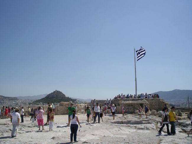 右手は展望台．<br />左の山はリカヴィトスの丘です．