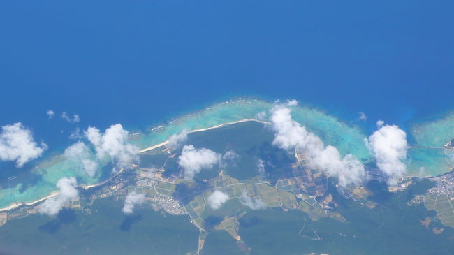 番外編】国際線の飛行機から見えた沖縄の島々と綺麗な海 番外編】国際線の飛行機から見えた沖縄の島々と綺麗な海