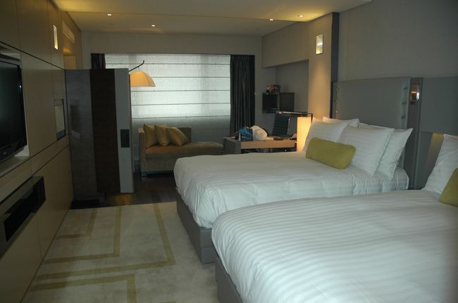 こちらは宿泊したヒルトン北京　王府井の室内。<br />これも昨年のオリンピックに合わせて開業した出来立てのホテルです。さすがに施設は充実してしかも綺麗です。<br />スタンダードルームでも60?くらいあるので、十分広い。<br />トイレとバスタブとシャワールームがそれぞれ独立しています。<br />テレビもおそらく40インチ以上のシャープのアクオスで、思わず住みたくなるような豪華な部屋でした。<br />朝食のバイキングも、和洋中が揃っていてそれぞれ美味。<br />オレンジジュースが飲みたい人は、電動オレンジ搾り器みたいのにゴロンゴロンと自分で入れて果汁が出てくる様子が見られる、という面白い機械で飲むのがおすすめですよ。