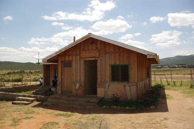 ケニアで絶対やりたかったこと、<br />バルーンサファリ。ＵＳ＄４２５<br />宿泊するホテルのバルーンサファリに日本からメールで予約をしていましたが、<br />ガイドさんのオプションの方が、２５ドルも安かったので乗り換え。<br />ロッジに着く前に、申込書を書いて、お金を払うために来ました。<br />ロッジには、ガイドさんがキャンセルの説明をしてくれました。<br />ちなみに日本の旅行会社に見積ったら６万円。。。