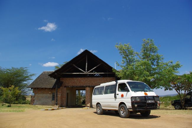 マサイ・マラ国立公園へ入場！！<br />オローライムティーク・ゲート。<br />と<br />私たちの専用車<br />