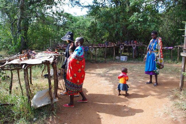 ミニマサイ村。<br />お家と、お土産のマーケットがあります。<br /><br />気に入ったブレスレットがあったけど、<br />貴重品を部屋に置いて散歩をしていたので、<br />また後でね！とお別れしました。<br /><br />彼らは一生懸命セールスするけど、<br />シツコイとは思わなかったです。