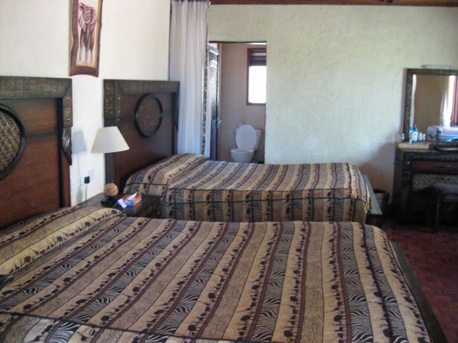 入って奥にバスルーム（バスタブなし）<br />光もやさしく入ってきて、<br />都会のホテルと違う、ステキなインテイリアです。