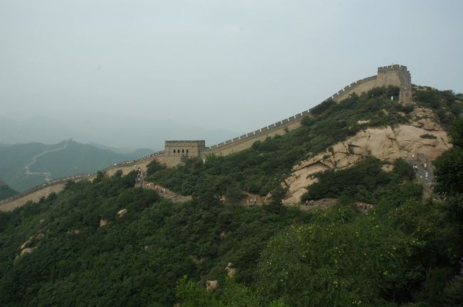 とうとうやってきました、万里の長城です。写真には写りきりませんが、延々と長城がはるか山の彼方までつながっているのがわかります。<br />すでに朽ち果てた長城や、切れているところもあるようですが、総延長は5,000km以上なのだとか。<br />いやーすごい。こんなにしてまでも領地を守りたかったのか、と平和な時代を生きる自分はあきれてしまいますが、当時は必死だったのでしょうね。<br />それにしても紀元前の時代に、こんな山奥に何万人も人をあつめ、土を盛り、石やレンガでこの城壁をつくってしまうという情熱と技術（というか根性ですね）に関心するしかありません。