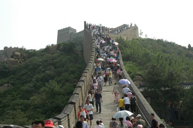 こちらは、通称「女坂」と言われている、比較的なだらかな坂なそうですが、なんのなんの結構きついです。<br />おまけに、人が多いので押し合いへし合いの状態が延々と続きます。中国の方々は、大声でおしゃべりしながら他人を押し分けて進んでくるので、その迫力に負けてしまいます。。。