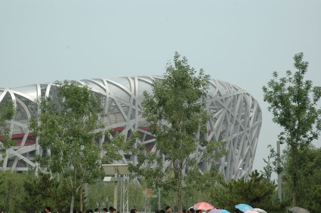 ご存知「鳥の巣」ことオリンピック競技場です。<br />確かに、どう見ても鳥の巣です。一本一本の鉄骨をこんなに捻じ曲げる意味は建築学的に意味があるのでしょうか？<br />今でも見物客が途絶えないようです。