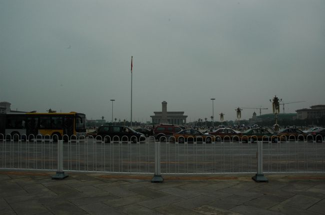 天安門広場。とにかく広いです。<br />公称では50万人とか100万人が集まれる広さなのだとか。<br />しかしその最大人数が集まったのが、過去2回の天安門事件なのですね。皮肉なことです。