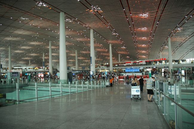 北京空港です。立派です。<br />広いけど機能的でわかりやすいです。<br />日本の航空会社をはじめ、多くの国際便は第三ターミナルに集約されているようです。第三ターミナルは、連絡用トラムで結ばれていて、そんなに歩かなくても大丈夫です。<br />広すぎてイメージがつかみにくいのが難かな。