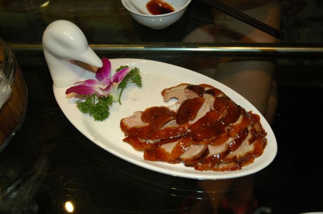 北京に来てこれを食べないわけには行きません。<br />しかし、何回食べても皮に巻いて野菜と一緒に甘辛いタレをつけて食べるやり方がしっくりきません。<br />そのまま揚げたてを食べたほうが美味しいような気もしますが。。。