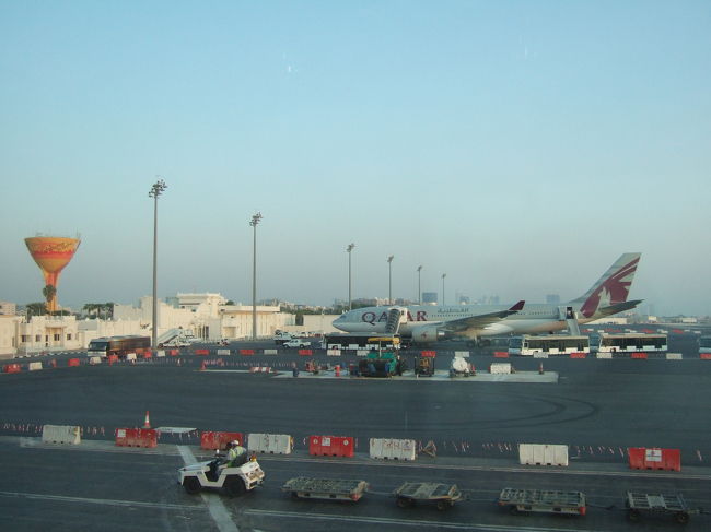 カタールのドーハ空港経由でした。<br /><br />飛行場全体の敷地はかなり広いのですが、<br />建物はハブ空港とは思えないぐらい、<br />こじんまりとしています。