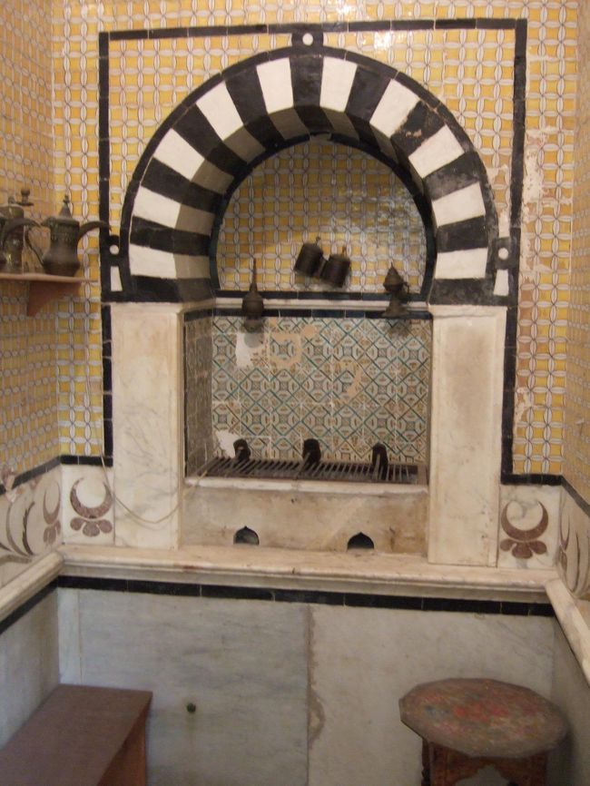 イスラム圏によくある公共の水飲み場を<br />飾ってあるそうです。<br /><br />