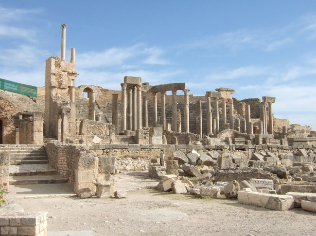 ドゥッガ遺跡<br /><br />小高い丘にある、結構規模の大きい遺跡です。