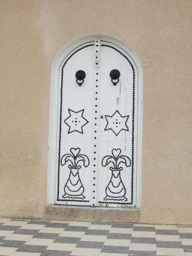チュニジアンブルーではないですが、<br />おしゃれな扉です。