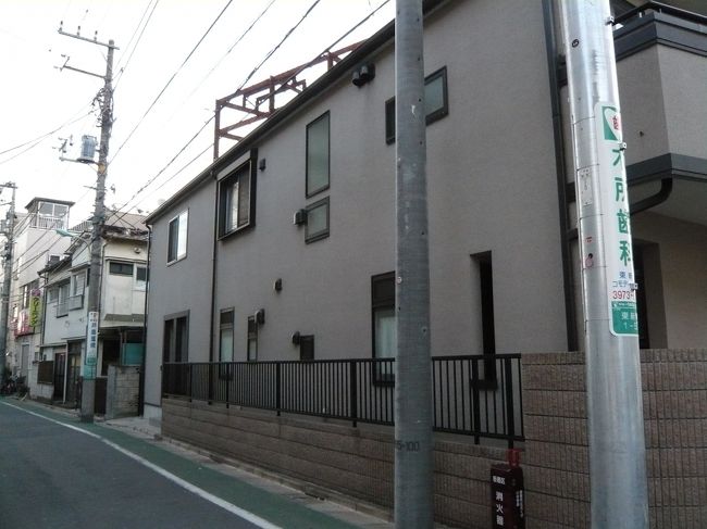 その数分後、狭い路地に入るとイアンの家？に到着。<br /><br />彼の目的である「メガネ」やら「リポＤ２本」を持って戻ってきました。<br /><br />速攻で成田へ。<br /><br />