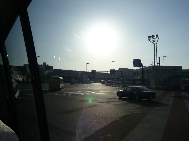 天気は快晴。フライトにはもってこいの天気です。<br /><br />オッちゃんは第二ターミナルから出兵するようで、先に下りていきました。<br /><br />ＱＴらは第一南ターミナルで。<br /><br />第一ターミナルＳ１入り口前に止められ、荷物も降ろしてもらい、<br /><br />運転手「気をつけて、いってらっしゃいませ」<br /><br />と言葉を頂きました・・・。<br /><br />このとき７時４５分。<br /><br />いよいよ成田空港に到着しました！<br />