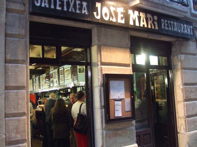 バルはどの店もとても魅力的な外観です。