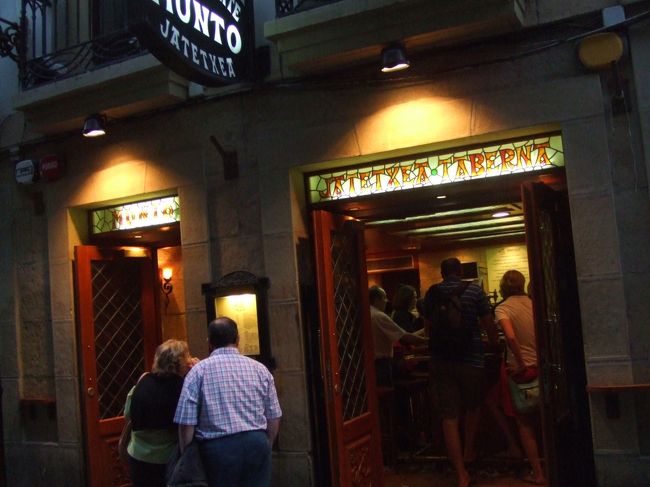 観光客も当然たくさんいるのでしょうが、地元の方も多くいらっしゃっています。