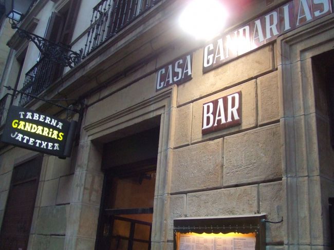 あれだけ人が多いと会計が大変な気がします。自己申告だったり、お皿で判断という話を聞いていましたが、そこは現代、データで打って管理していたように見えました（笑）。