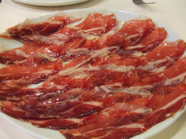 ハシゴの最後はバルで席に座り、ゆっくりと食べました。まずは生ハムです♪