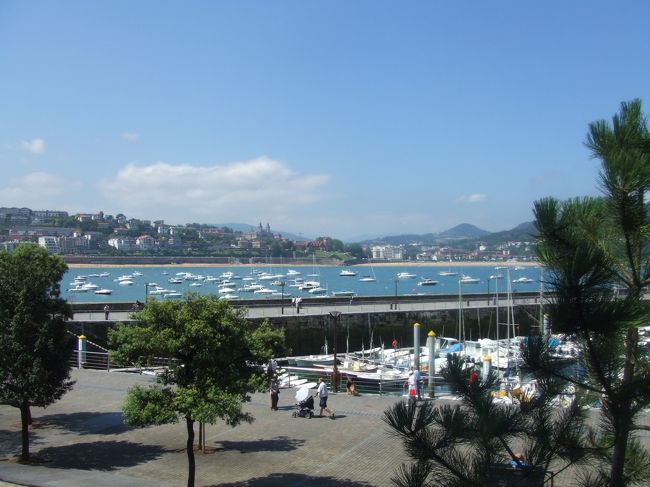 コンチャ海岸を旧市街の方へ海沿いに歩いていくとヨットハーバーがあります。