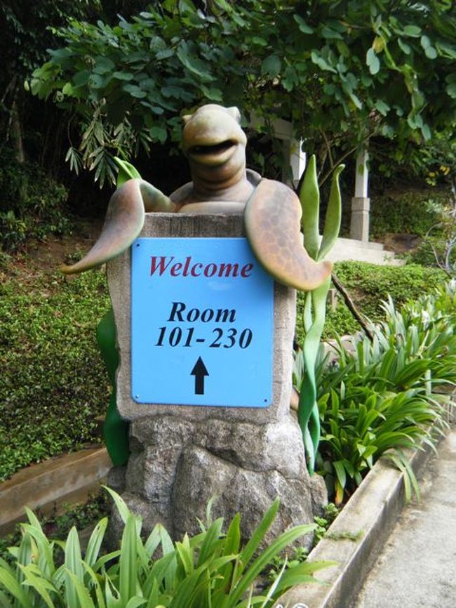 客室への案内板。<br />なかなかおしゃれです。<br />緩やかな坂の途中にあります。