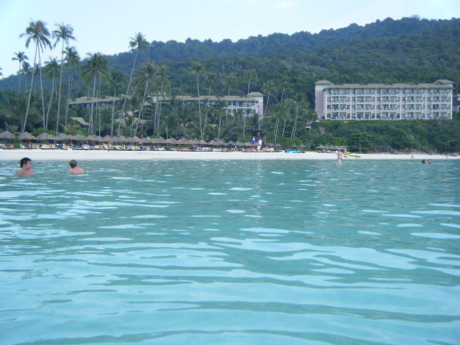 海からのビルディングタイプの棟を撮影。<br />右から、SEAVIEW→HILLVIEW→HILLVIEW。<br /><br />我が家は、一番左の棟(木で隠れている棟)でした。