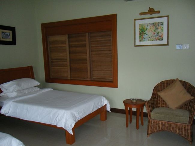 正面の引き戸の向こうが、バスルームになります。<br />(窓を開けても、海は見えません。)<br /><br />L＆L姉弟の“早く泳ぎたい!!”ということで、部屋の写真撮影を切り上げて、ホテル前の“ZAKI”へ早めの昼食へ。