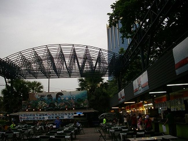 １８１８．屋根は移動式。ライブの舞台から中間辺りまで幌が伸びてます。中間から幌がたたまれてます。後方には幌が付かないで骨組だけ。<br />たとえスコールでもこれで１年中ビアガーデンが出来ますね。遭遇した事がないので確かじゃないですが。