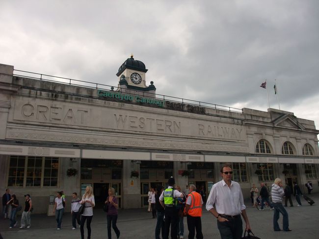 【カーディフセントラル駅】<br />ブリストルより1時間弱にて到着。（往復£10）駅周辺は、まだまだ再開発中といった雰囲気です。