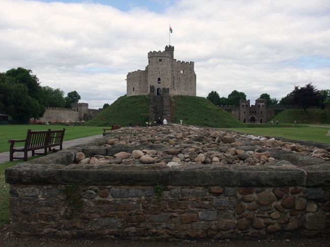 【ノルマンキープ】<br />その後、ノルマン人がやってきてここに天守閣を築きました。写真前方の石の塊は、昔内庭と外庭を分け隔てていた石の壁の名残です。