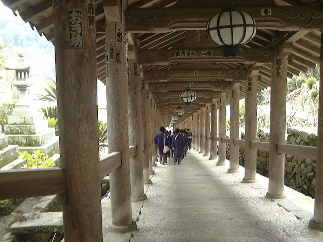 登廊（のぼりろう）<br /><br />百八間、三九九段、上中下の三廊に分かれています。<br />二間おきに風雅な長谷型の灯籠を吊るしています。<br /><br />※一間＝約１.８ｍ