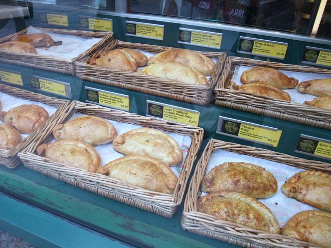 【Cornish Pie】<br />パイ生地の中に色々な具が入ったコーニッシュパイ。今日は伝統的なビーフ、ポテト、オニオンが入ったものを頂きました。一つ300円程でランチに十分な満足感。実は昨日のバースでもトマトとチーズのを食べて美味いと思ったんですが、今日のも美味かった！やみつきになりそう・・・