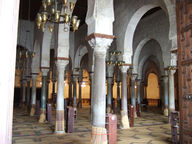 モスクと言えばタイルというイメージが<br />ありますが、外装も内装もシンプルです。