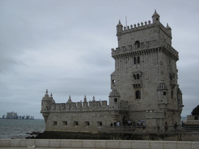 ポルトガルを出入航した東洋への船団はこのべレンの塔から祝砲を受けたのでしょうか?<br /><br />司馬遼太郎は街道を行くシリーズ南蛮の道?でポルトガルを紹介しています。<br />歴史的視点からいい参考書になりました。<br /><br />司馬氏が訪問されたのは25年以上も前になりますが歴史的建造物は何も変わっていなくて静かに時を刻んでいます。