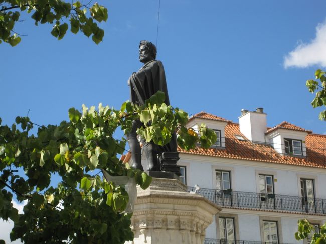 空の青が鮮烈に記憶に残っている。