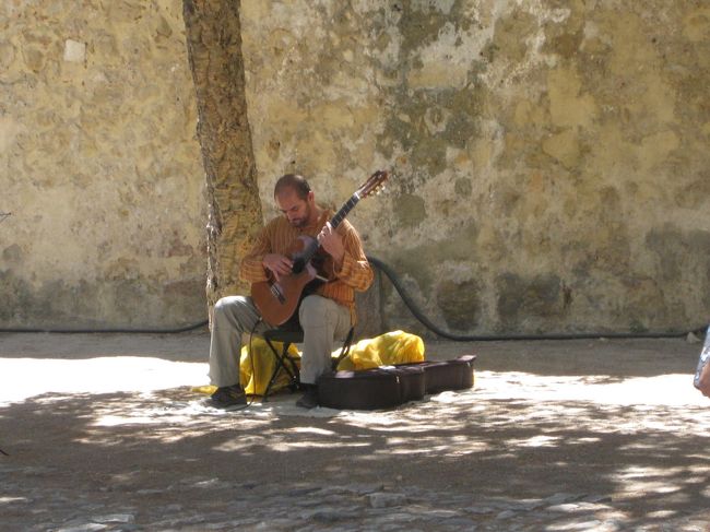 この人のギター良かった。城の壁にもたれて目を閉じるとギターの音が心に響きます。異国に来ている事を体で感じます。<br />正に思索の旅路です。<br /><br />一組の若いカップルが踊り始めました。これもここの雰囲気に妙に合っているんです。