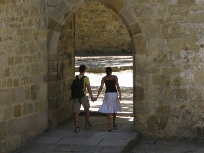 そのカップルはしばらくすると手をつないで立ち去りました。