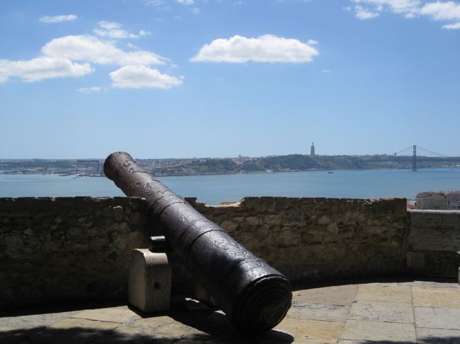 ここにたどり着くまで道に迷いました。適当に歩いていたら城壁沿いで中は見えども門は鍵がかけられ入れません。トップの写真は迷い込んだ住宅地の路地写真。