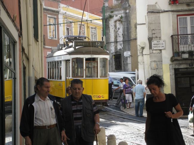 1959年にはどくとるマンボウ・北杜夫氏が水産庁マグロ調査船の船医としてリスボア上陸。『どくとるマンボウ航海記』で当時のリスボアをどうぞ。<br /><br /><br />同じ頃ポルトガル水泳ナショナルチームの監督として<br />日本人の若者がリスボンに来た。横地森太郎さん。<br />その23年後1982年に関川夏央氏が雑誌の取材で彼をリスボンに訪ねている。<br /><br />関川氏はリスボン特急でスペインそしてパリへ鉄道移動したらしい。彼の著書『かもめホテルでまず一服』<br />（双葉文庫）で横地さんの事や旅の様子をお楽しみ下さい。