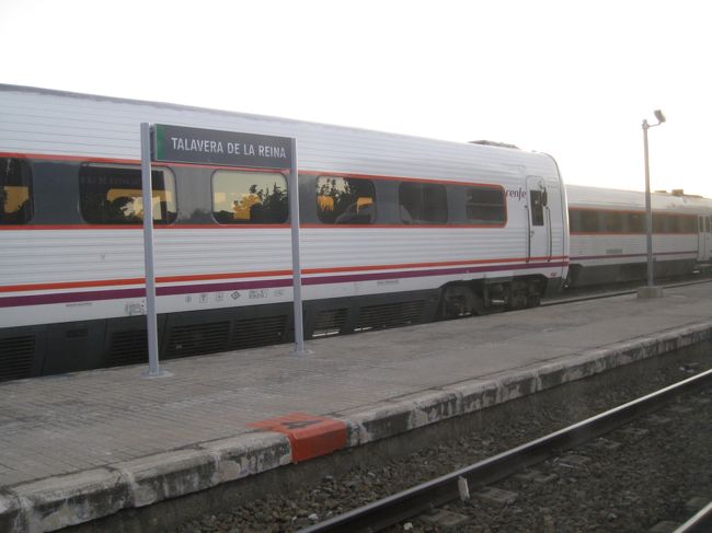 マドリードへ移動中夜明けの途中停車駅。<br /><br />80年代ちあきなおみもファドに魅せられポルトガルを訪れたらしいです。引退してから久しいですが残念ですね、、、。