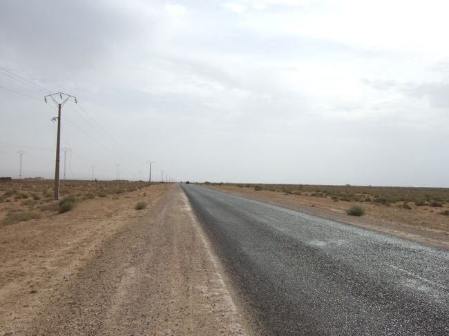 地中海沿岸は、オリーブ畑が広がったりして、<br />緑も多かったのですが、内陸に向うにつれて<br />荒涼とした風景に変わっていきます。<br />