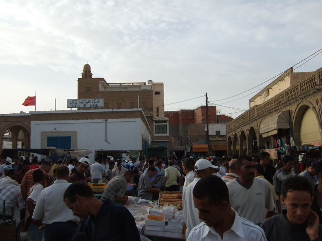 小さなスークですが、買い物客で<br />ごった返しています。<br />買物は、男性の役割のようです。