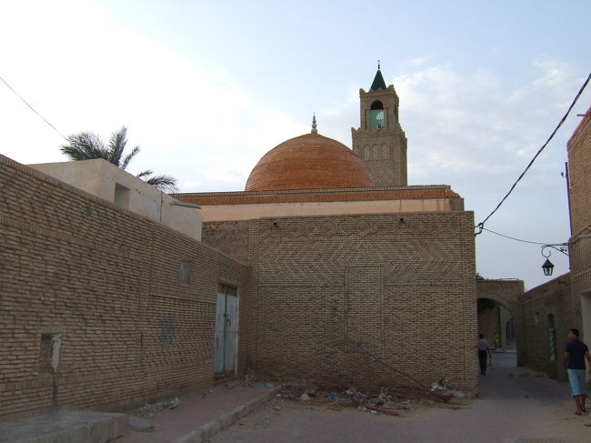 珍しい色のモスクのドームです。