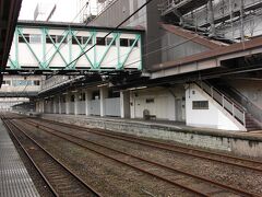 高崎線高崎駅



第１番ホーム

開業当時の日本鐵道開業時の石積ホーム側壁が残る。

高崎駅は日本鐵道高崎駅として開業した為に信越線が本線を名乗るにも拘らず、規定上では東北本線所属高崎線高崎駅となった経緯が存在。

昭和５７年（１９８２年）に上越新幹線開業後も残存した信越本線方面へ向かう特急急行停車用に使用され列車停車中には弁当売りが大声を上げて行き交っていた姿が記憶に残る。

北陸新幹線開業後の駅改造工事で第１番ホームは使用中止になり客扱い中止。

現北跨線橋は昭和３３年（１９５８年）３月３０日竣工。

http://www.jreast.co.jp/estation/station/info.aspx?StationCd=934