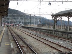 信越本線横川駅



第２番ホーム

平成９年（１９９７年）９月３０日まで横川-軽井沢駅間廃止前は主に下り列車用。
碓氷峠を登攀する機関車を増結する為に全部の列車が４分以上停車していた。
乗客は停車時間を使い目の色を変えて釜飯を買っていた光景が、つい昨日の様に思い出される。