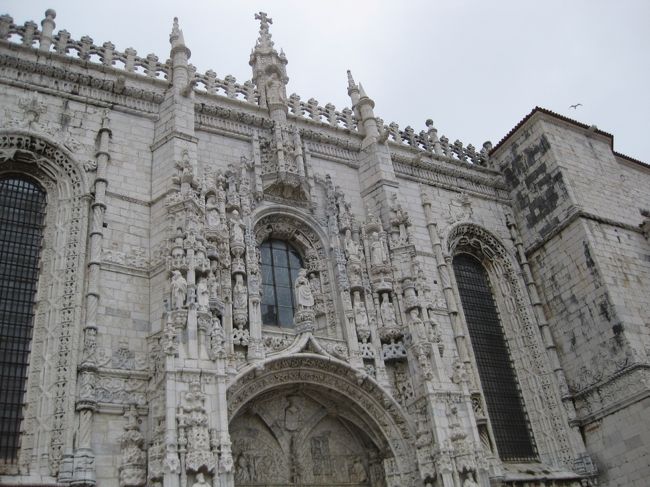 ジェロニモス修道院はなるべく早い時間に行かれた方がよろしいかと思います。午後になると観光客の行列ですんなり中庭のほうに入れませんでした。