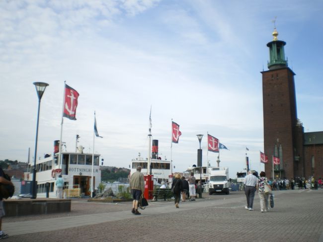 いよいよ市庁舎見学です。<br />10時のツアーに参加します。<br />ツアーのみの見学なので、必ず、受付します。<br />英語のガイドということで紫のシールを頂きました。